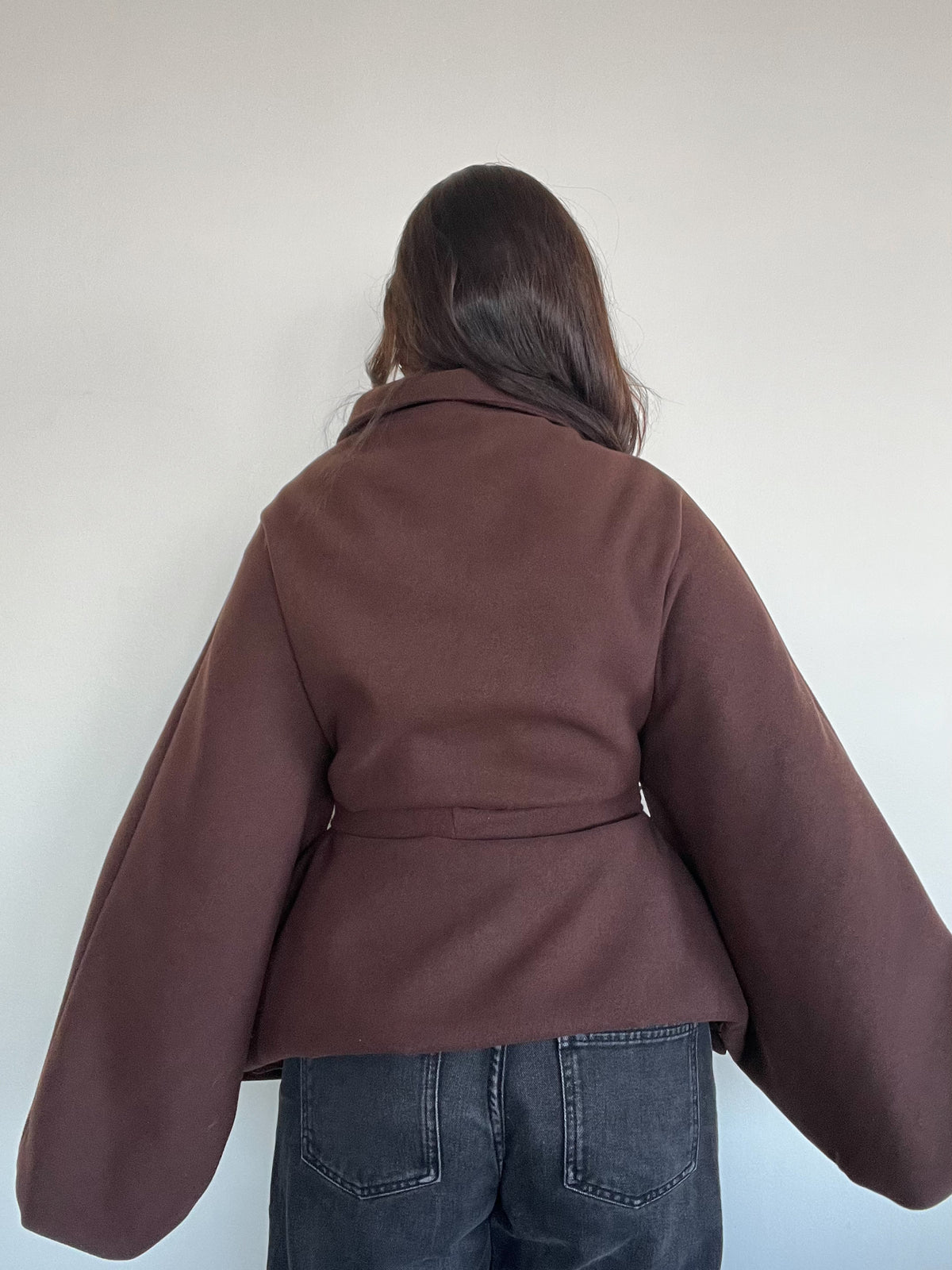 CHAQUETA OSAKA CAFÉ - ABRIGO TIPO CAPA CON CINTURÓN