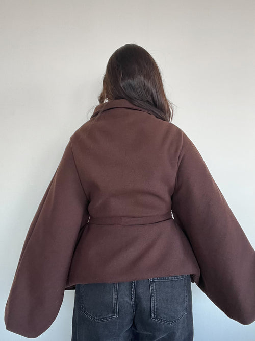 CHAQUETA OSAKA CAFÉ - ABRIGO TIPO CAPA CON CINTURÓN