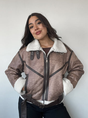 Chaqueta caqui café tipo cazadora para mujer con chiporro, cinturón y cuello alto kadenkas.com