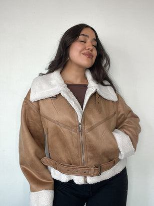 Chaqueta caqui tipo cazadora para mujer con chiporro, cinturón y cuello alto kadenkas.com