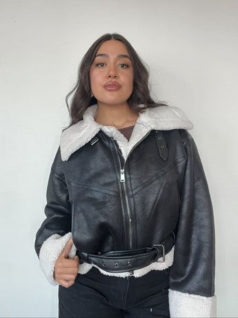 Chaqueta negra tipo cazadora para mujer con chiporro, cinturón y cuello alto kadenkas.com