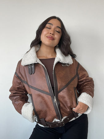 Chaqueta toffee café tipo cazadora para mujer con chiporro, cinturón y cuello alto kadenkas.com