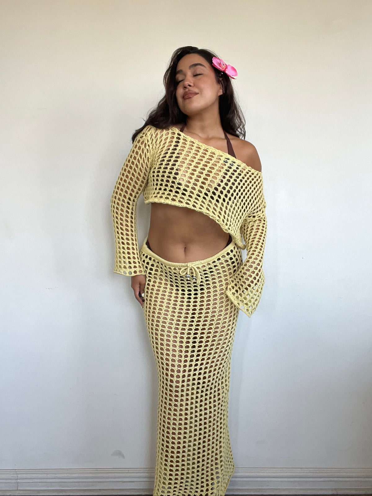 conjunto tejido de algodón color amarillo de mujer con top manga larga y falda larga calada estilo boho