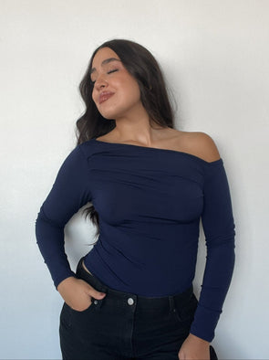 Polera azul marino off-shoulder para mujer, ajustada, elasticada, manga larga y cómoda kadenkas.com