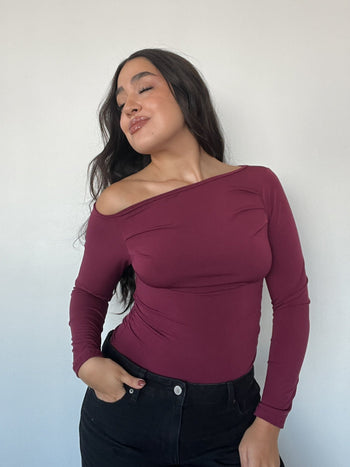 Polera burdeo off-shoulder para mujer, ajustada, elasticada, manga larga y cómoda kadenkas.com