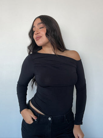 Polera negra off-shoulder para mujer, ajustada, elasticada, manga larga y cómoda kadenkas.com
