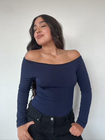 Polera azul marino off-shoulder para mujer, ajustada, elasticada, manga larga y cómoda kadenkas.com