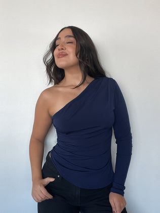 Polera azul marino asimétrica para mujer con una manga, elasticada y cómoda kadenkas.com