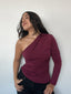 Polera burdeo asimétrica para mujer con una manga, elasticada y cómoda kadenkas.com