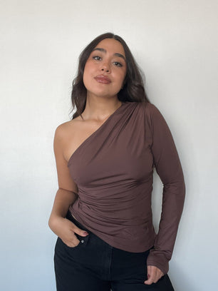 Polera café asimétrica para mujer con una manga, elasticada y cómoda kadenkas.com
