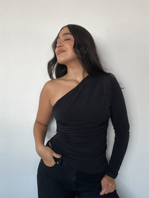 Polera negra asimétrica para mujer con una manga, elasticada y cómoda kadenkas.com