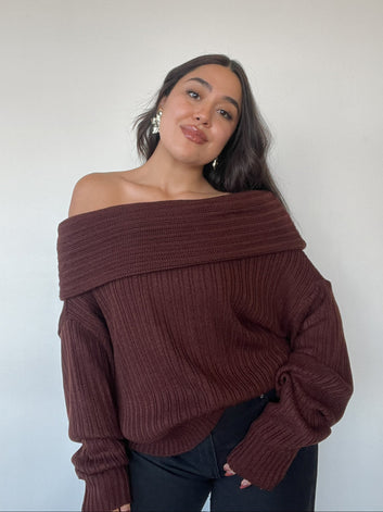 Sweater café tejido para mujer con diseño off-shoulder suave y cómodo kadenkas.com