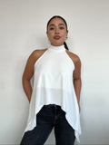 Top polera halter blanco estilo capa con amarras, diseño fluido y corte simétrico para mujer