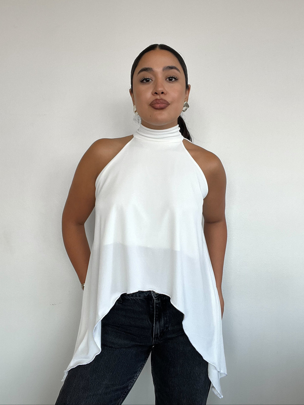 Top polera halter blanco estilo capa con amarras, diseño fluido y corte simétrico para mujer