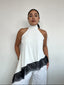 Top polera blanco halter asimétrico con detalle de encaje negro y amarras, diseño elegante para mujer