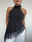 Top polera negro halter asimétrico con detalle de encaje negro y amarras, diseño elegante para mujer