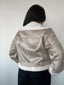 Chaqueta beige tipo cazadora para mujer con chiporro, cinturón y cuello alto kadenkas.com