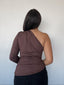 Polera café asimétrica para mujer con una manga, elasticada y cómoda kadenkas.com