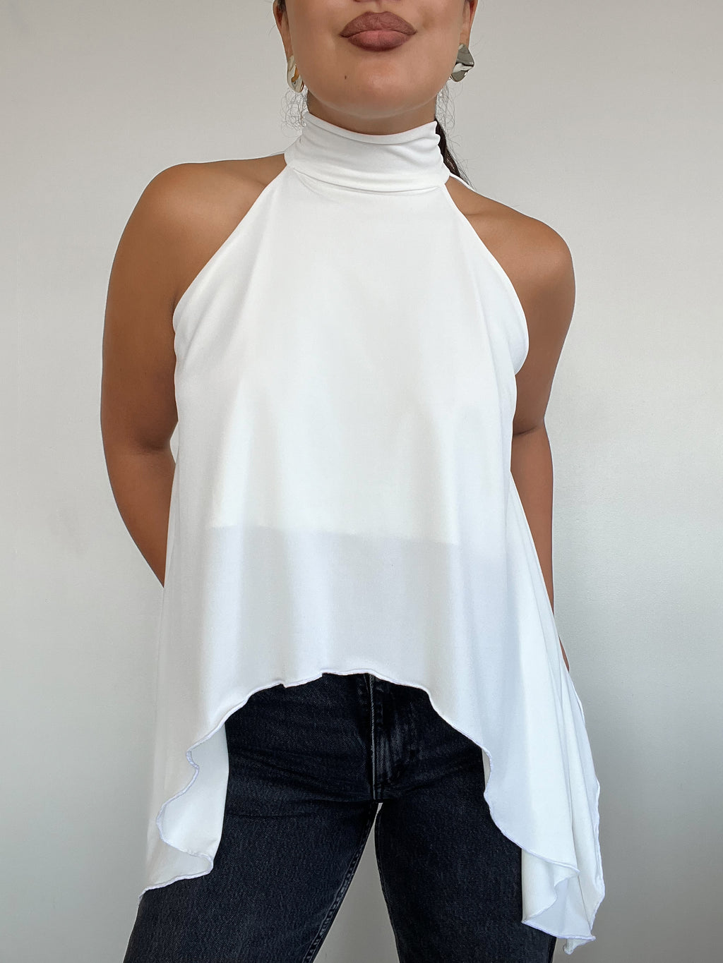 Top polera halter blanco estilo capa con amarras, diseño fluido y corte simétrico para mujer