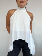 Top polera halter blanco estilo capa con amarras, diseño fluido y corte simétrico para mujer