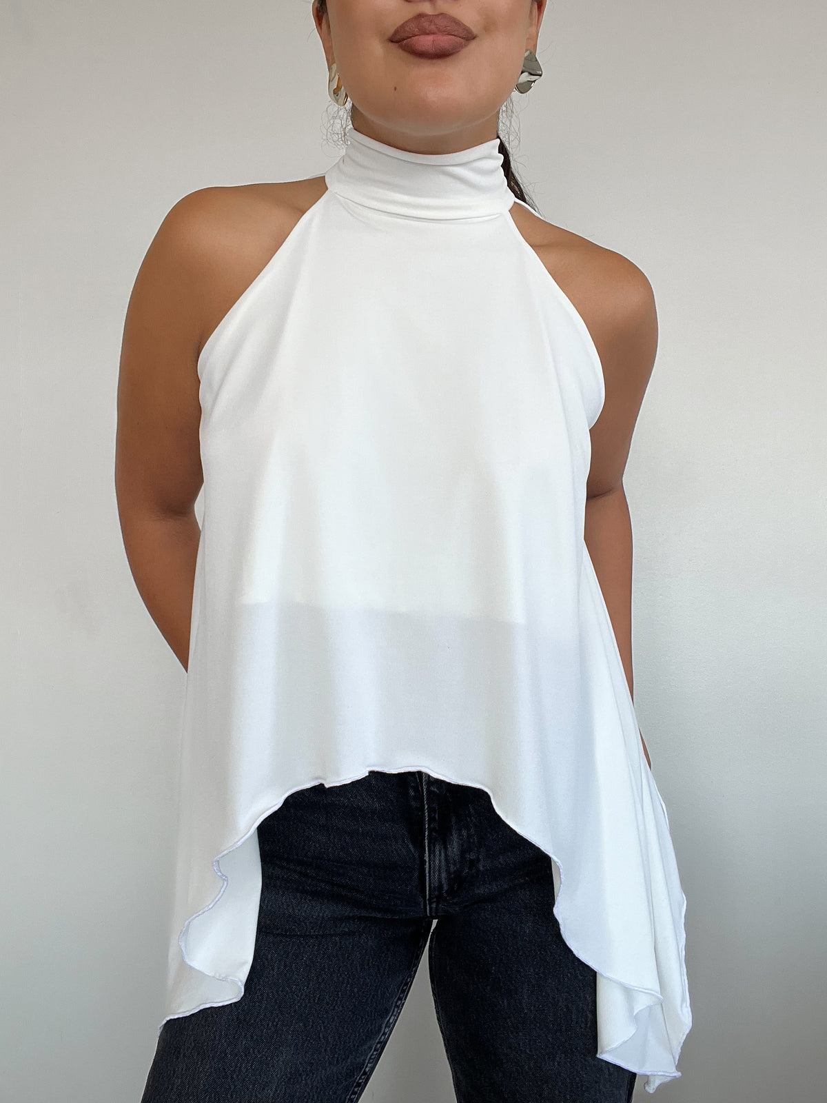 Top polera halter blanco estilo capa con amarras, diseño fluido y corte simétrico para mujer