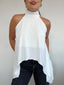 Top polera halter blanco estilo capa con amarras, diseño fluido y corte simétrico para mujer