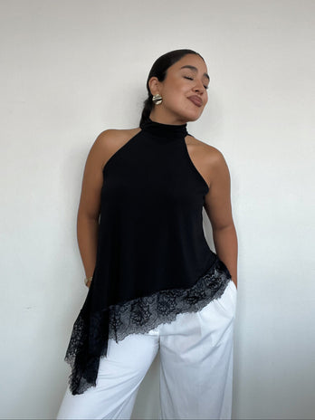Top polera negro halter asimétrico con detalle de encaje negro y amarras, diseño elegante para mujer