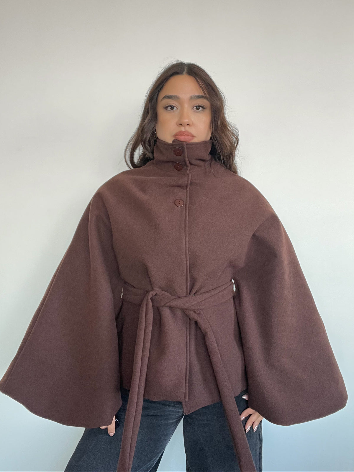 CHAQUETA OSAKA CAFÉ - ABRIGO TIPO CAPA CON CINTURÓN