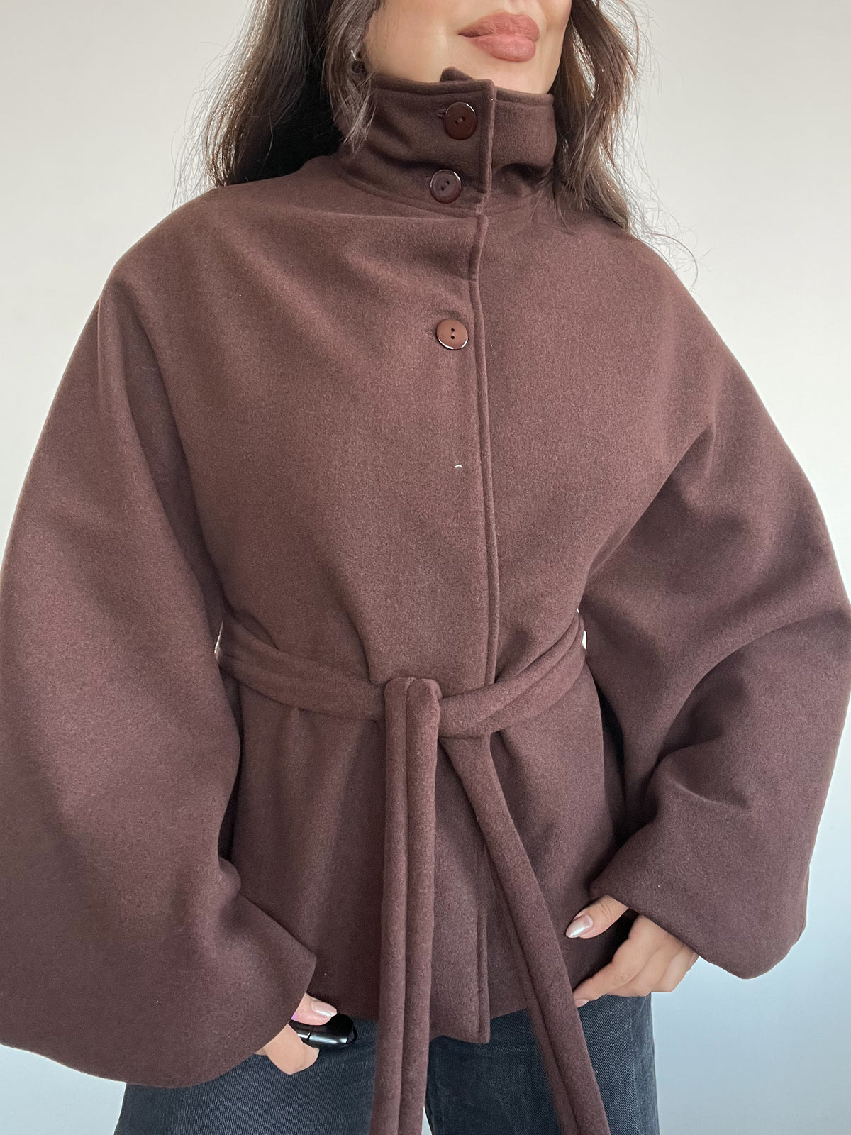 CHAQUETA OSAKA CAFÉ - ABRIGO TIPO CAPA CON CINTURÓN