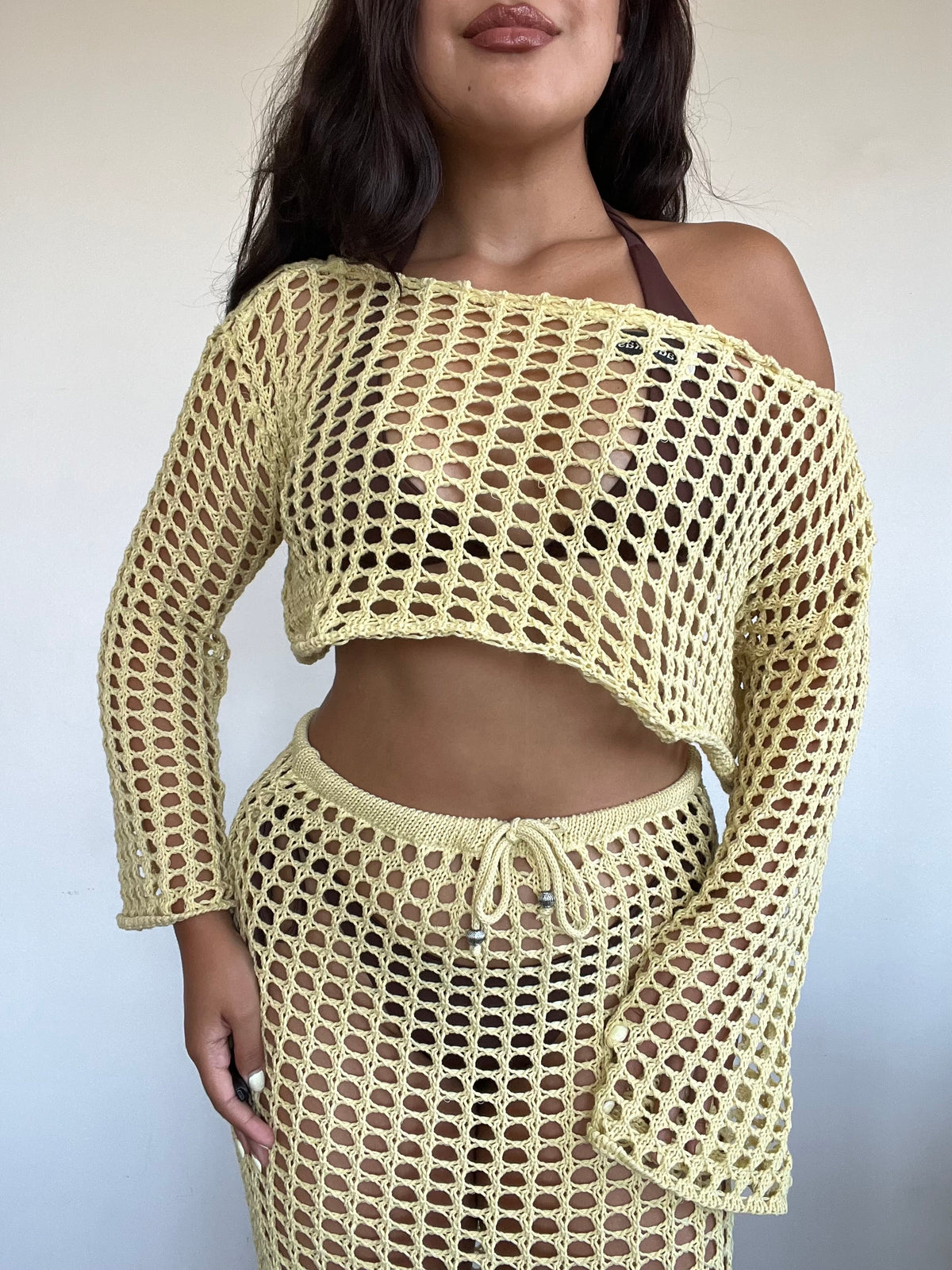 conjunto tejido de algodón color amarillo de mujer con top manga larga y falda larga calada estilo boho