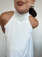 Top polera halter blanco estilo capa con amarras, diseño fluido y corte simétrico para mujer