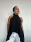 Top polera halter negro estilo capa con amarras, diseño fluido y corte simétrico para mujer