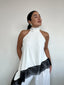 Top polera blanco halter asimétrico con detalle de encaje negro y amarras, diseño elegante para mujer