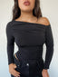 Polera negra off-shoulder para mujer, ajustada, elasticada, manga larga y cómoda kadenkas.com