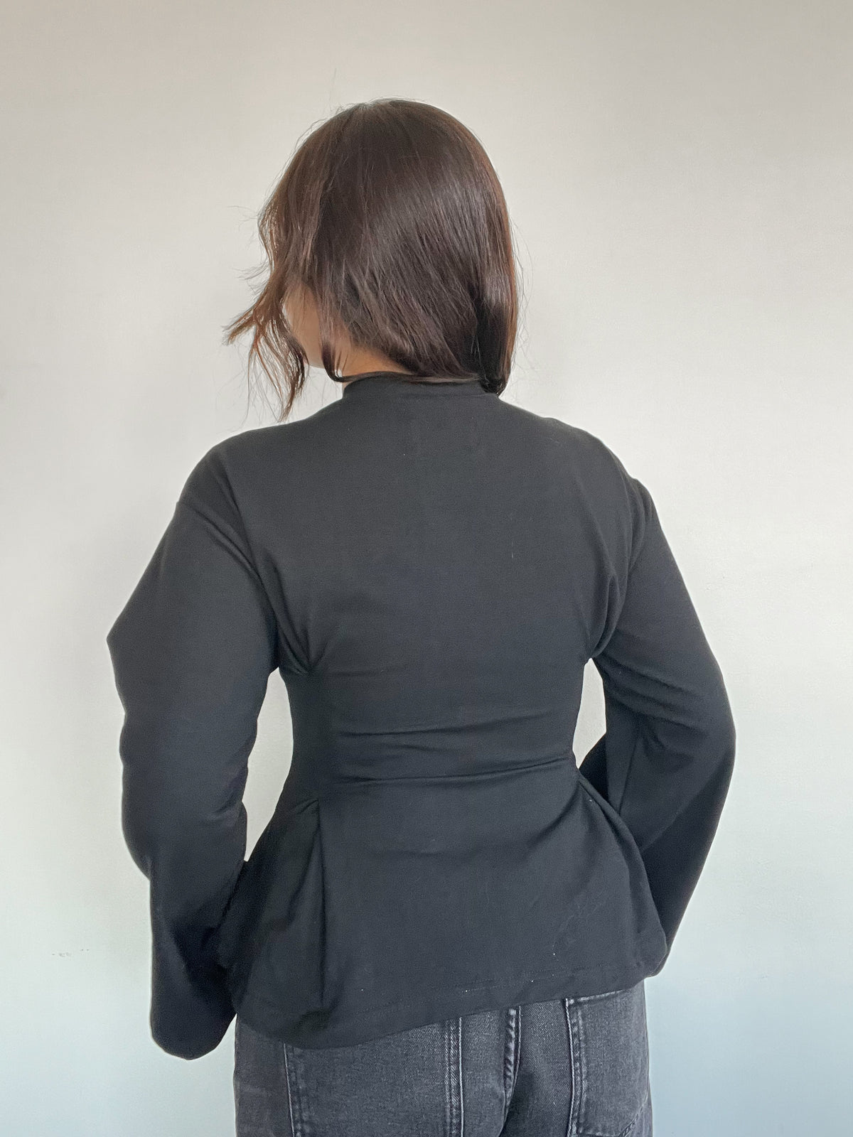TOP MIKA NEGRO - POLERA CON PINZAS MANGA LARGA DE ALGODÓN