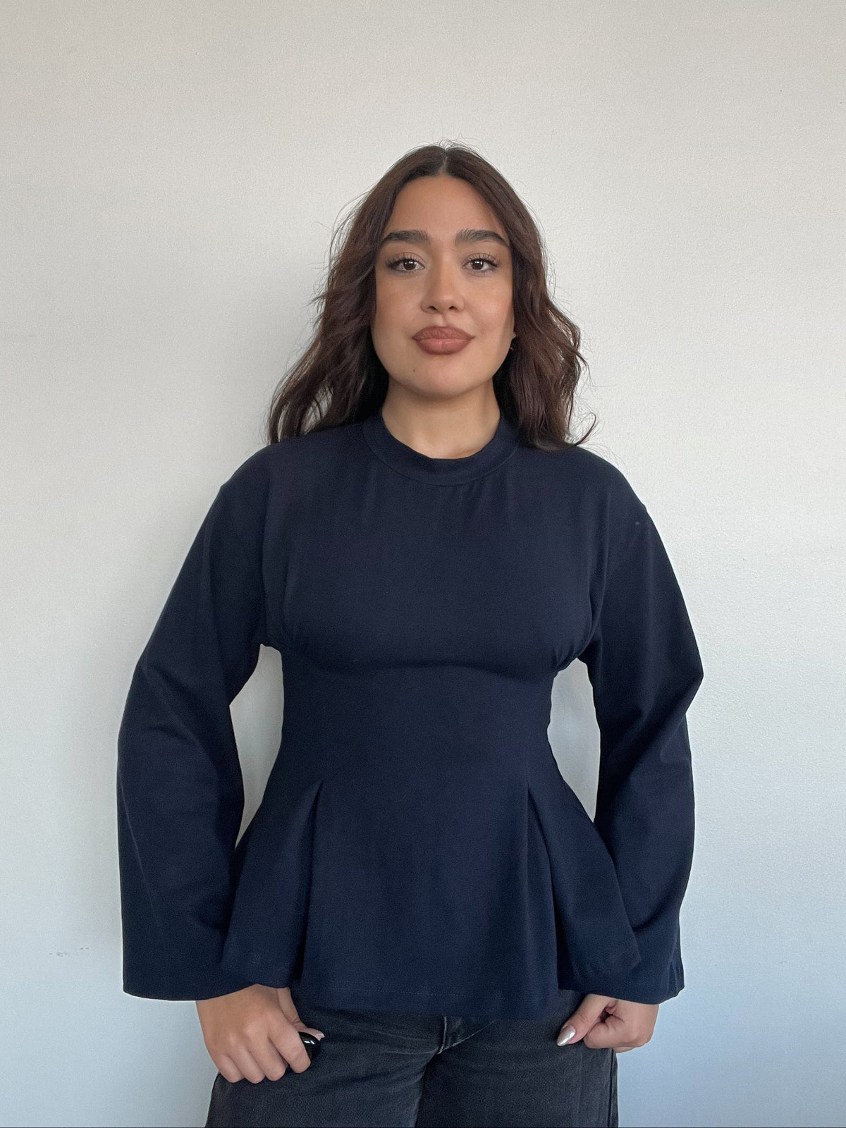 TOP MIKA AZUL MARINO - POLERA CON PINZAS MANGA LARGA DE ALGODÓN