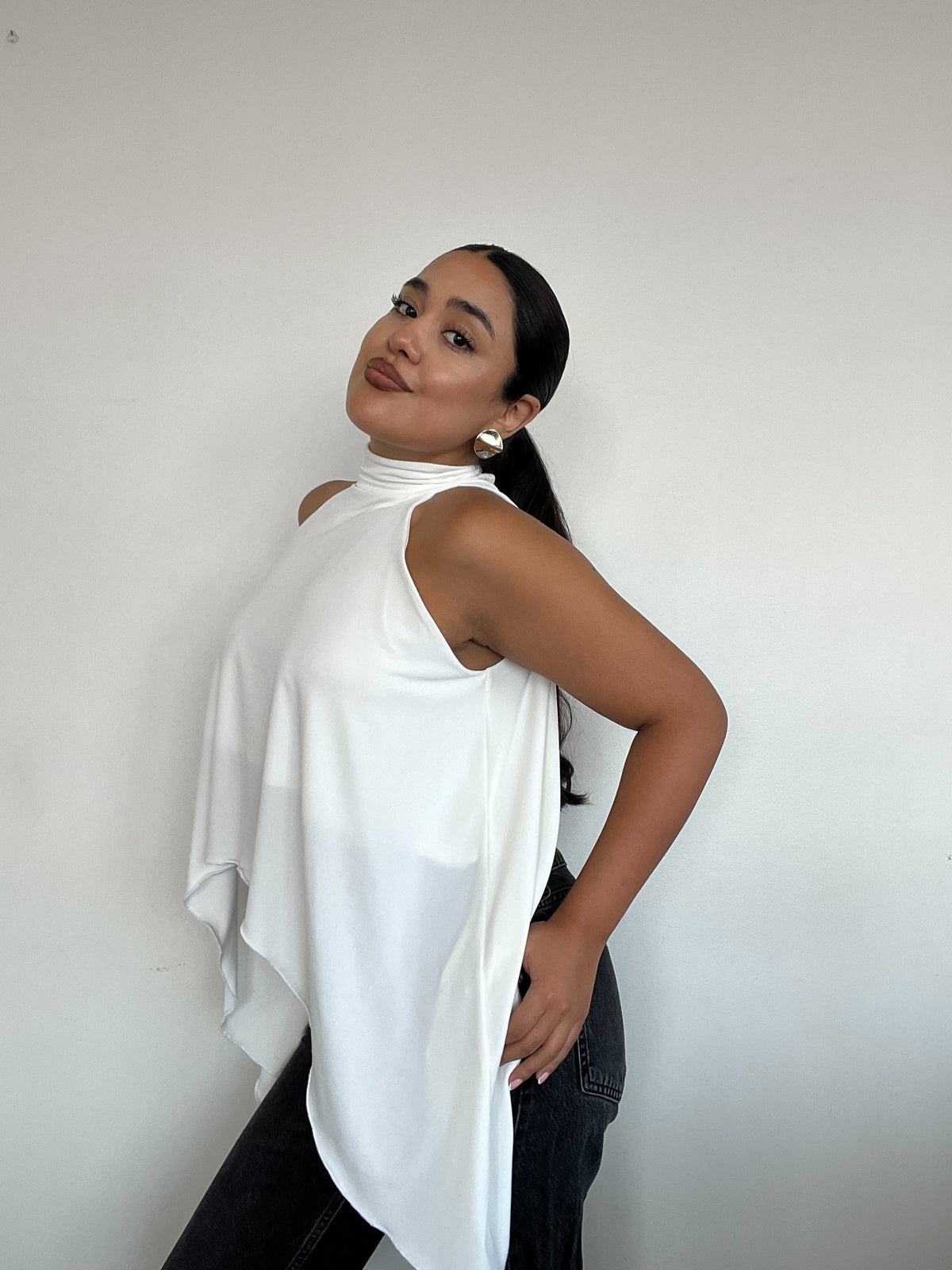 Top polera halter blanco estilo capa con amarras, diseño fluido y corte simétrico para mujer