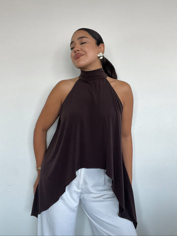 Top polera halter cafe estilo capa con amarras, diseño fluido y corte simétrico para mujer