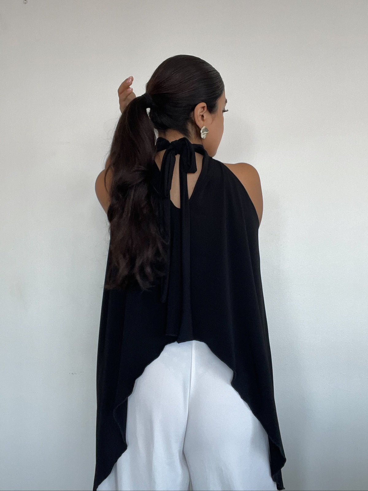 Top polera halter negro estilo capa con amarras, diseño fluido y corte simétrico para mujer