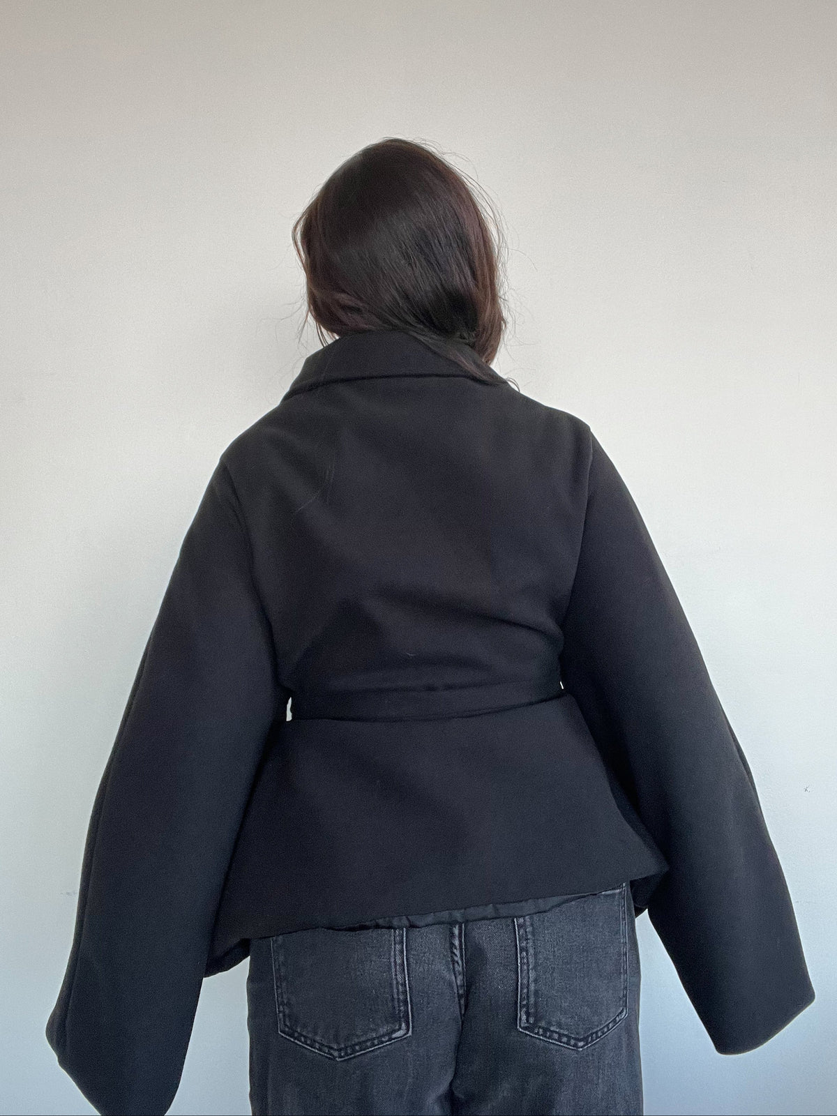 CHAQUETA OSAKA NEGRA - ABRIGO TIPO CAPA CON CINTURÓN