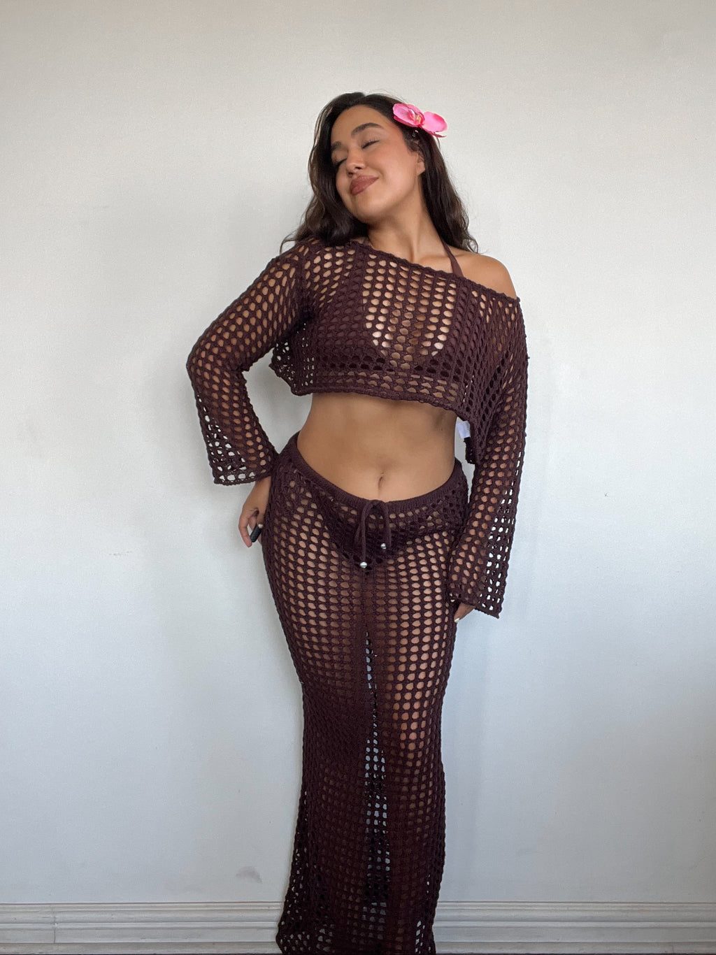 conjunto tejido de algodón color cafe de mujer con top manga larga y falda larga calada estilo boho