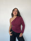 Polera burdeo asimétrica para mujer con una manga, elasticada y cómoda kadenkas.com