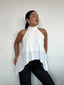 Top polera halter blanco estilo capa con amarras, diseño fluido y corte simétrico para mujer