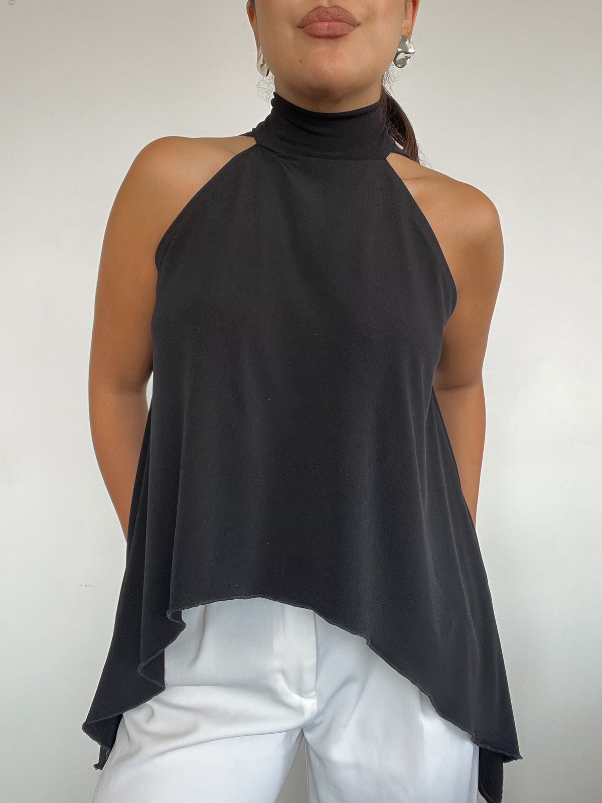 Top polera halter negro estilo capa con amarras, diseño fluido y corte simétrico para mujer
