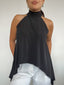 Top polera halter negro estilo capa con amarras, diseño fluido y corte simétrico para mujer