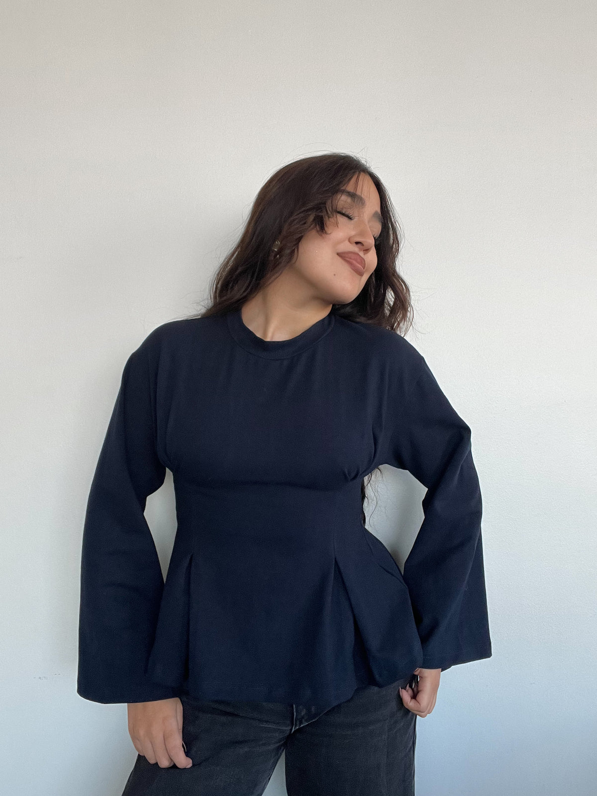 TOP MIKA AZUL MARINO - POLERA CON PINZAS MANGA LARGA DE ALGODÓN