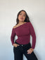 Polera burdeo off-shoulder para mujer, ajustada, elasticada, manga larga y cómoda kadenkas.com