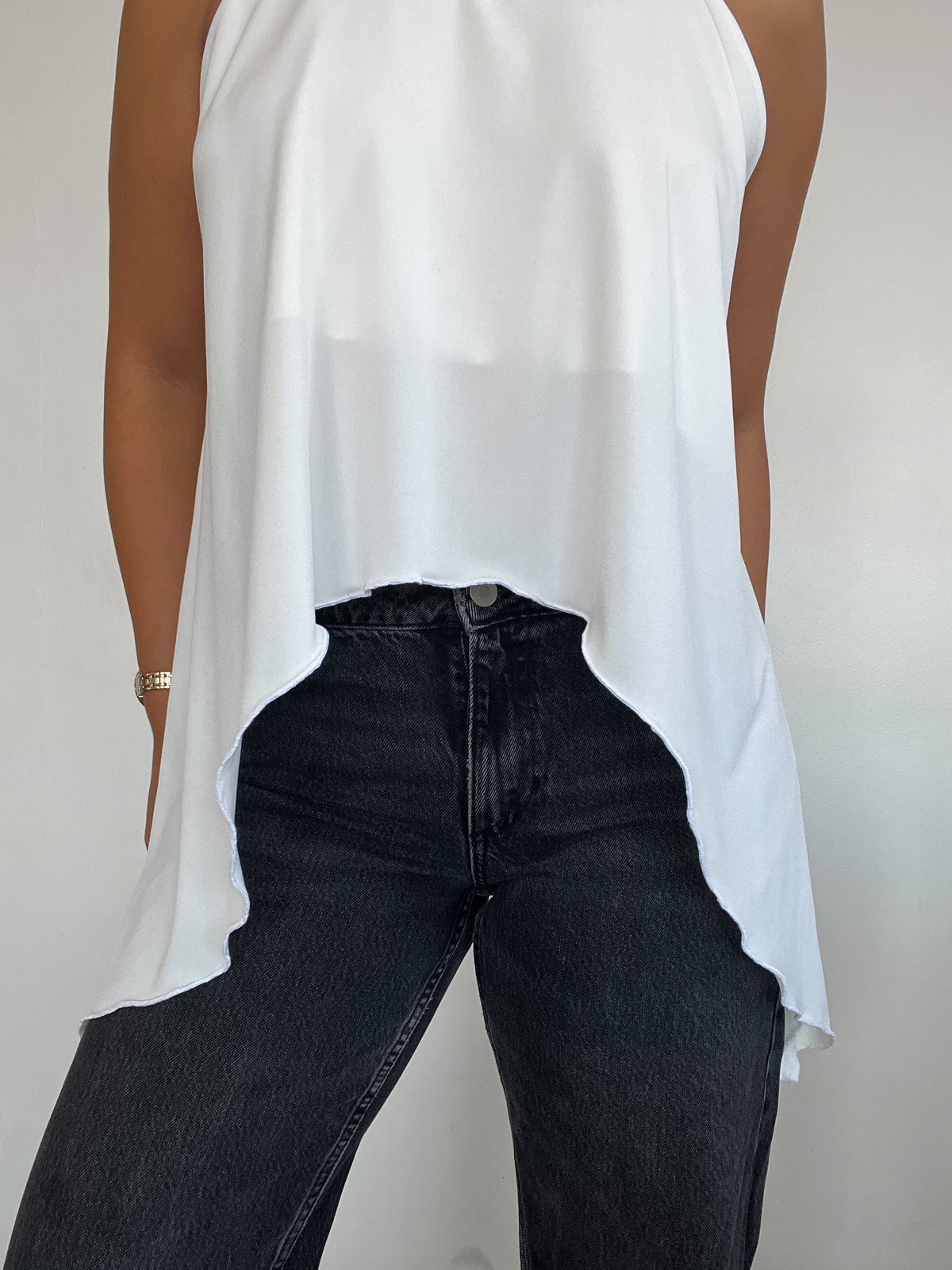 Top polera halter blanco estilo capa con amarras, diseño fluido y corte simétrico para mujer