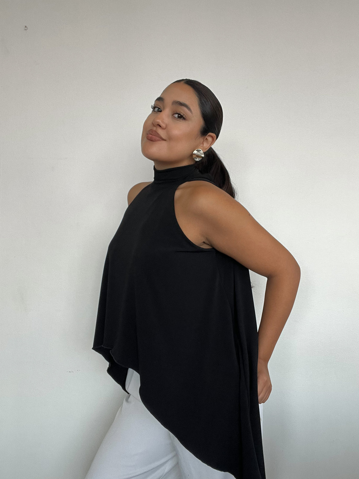 Top polera halter negro estilo capa con amarras, diseño fluido y corte simétrico para mujer