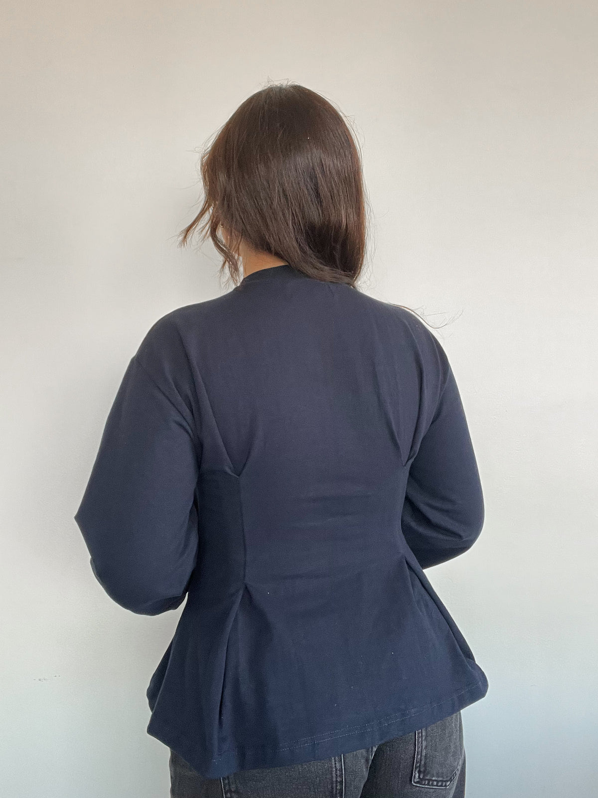 TOP MIKA AZUL MARINO - POLERA CON PINZAS MANGA LARGA DE ALGODÓN